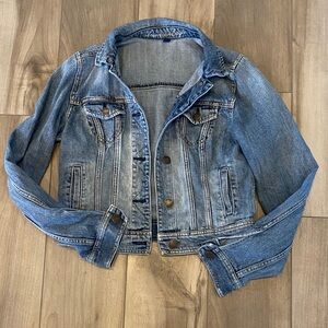 American eagle cropped denim jacket. Size medium.